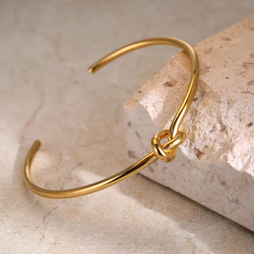 MARTINA™ – Brazalete dorado con diseño trenzado