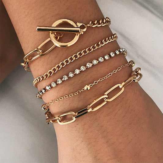 GEMA™ – Pulsera dorada con charms geométricos
