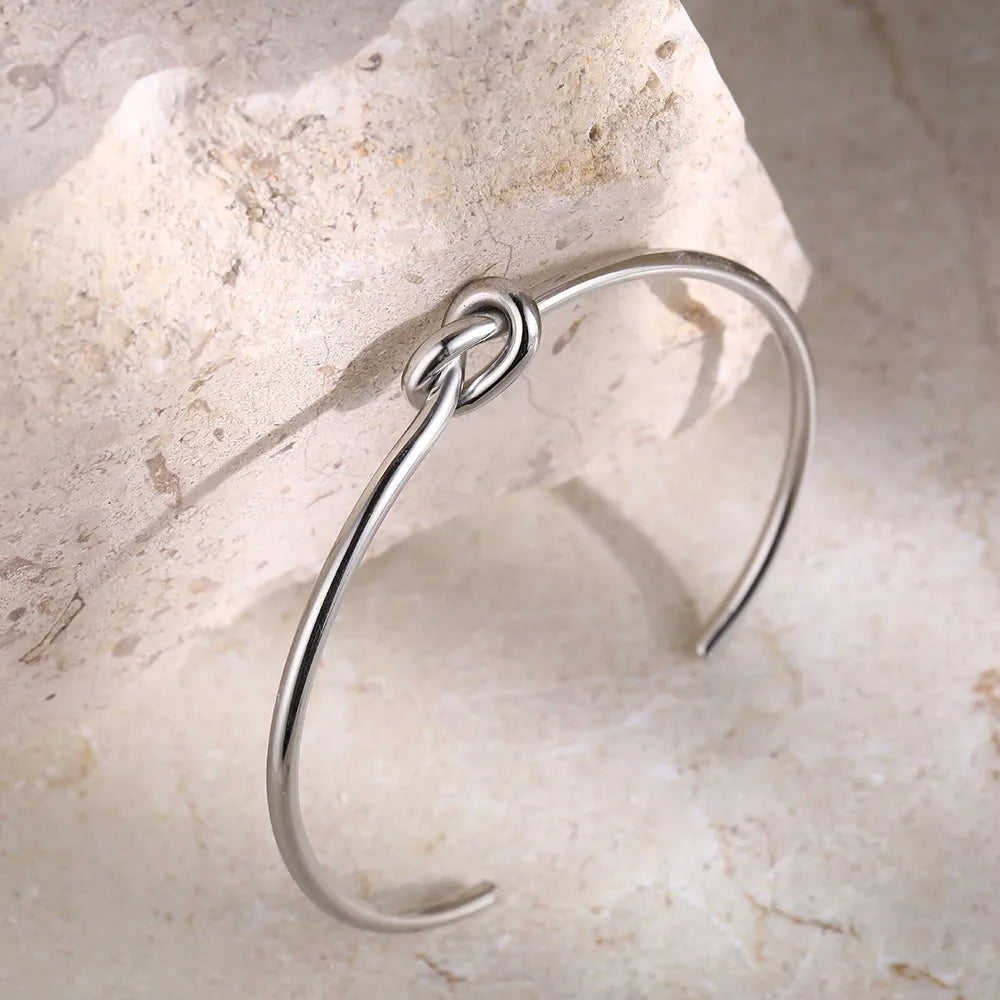 MARTINA™ – Brazalete dorado con diseño trenzado