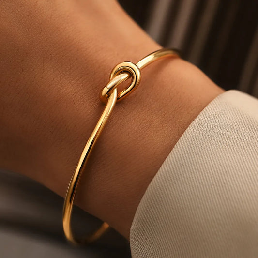 MARTINA™ – Brazalete dorado con diseño trenzado