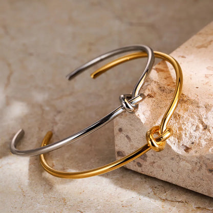 MARTINA™ – Brazalete dorado con diseño trenzado